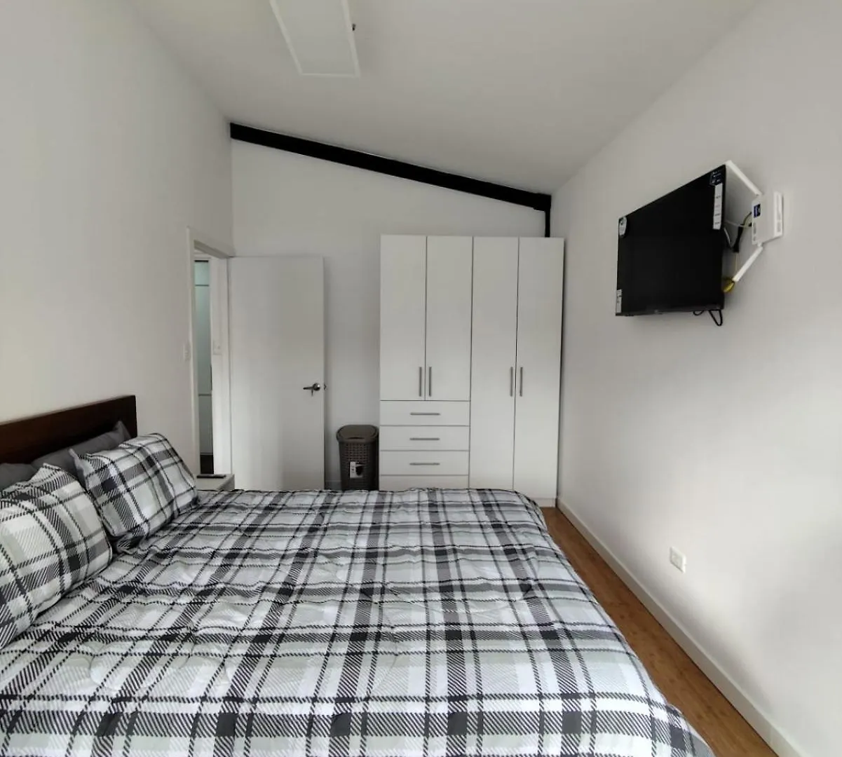 Suites & Estudios Inglaterra II Quito Apartment